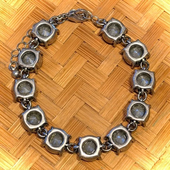 Elegant Gold-Toned Pink Crystal Bracelet - Picture 3 of 5